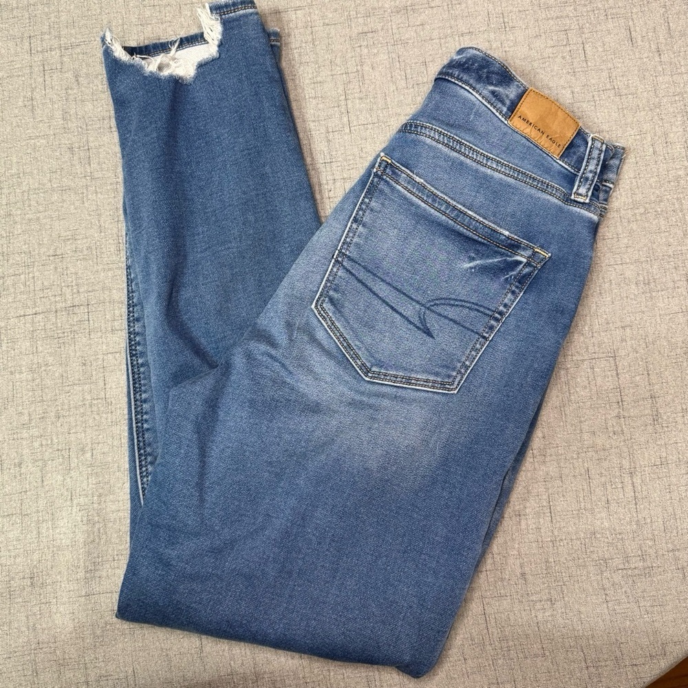 American Eagle Soft Knit High Rise Mom Jeans Distressed Raw Hem Size 2 - Picture 6 of 13